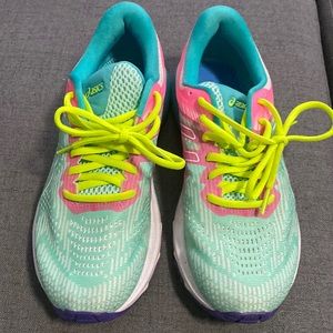 Womens size 8 ASICS GT-2000 tennis shoes